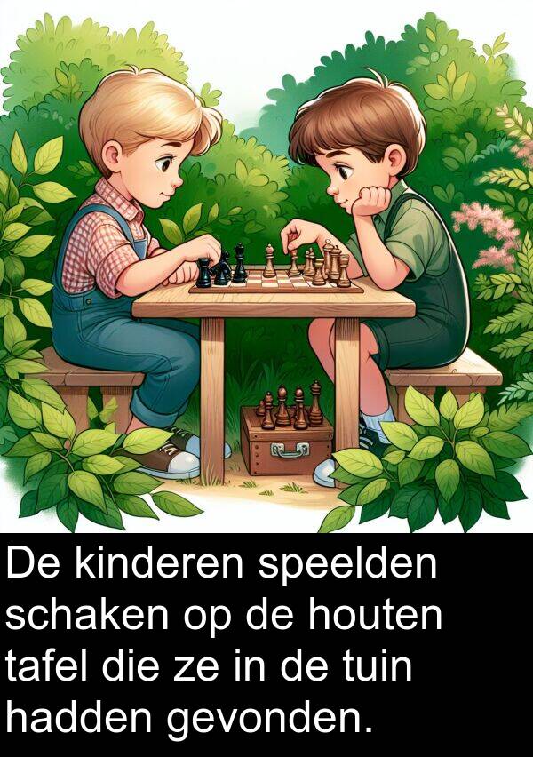 schaken: De kinderen speelden schaken op de houten tafel die ze in de tuin hadden gevonden.