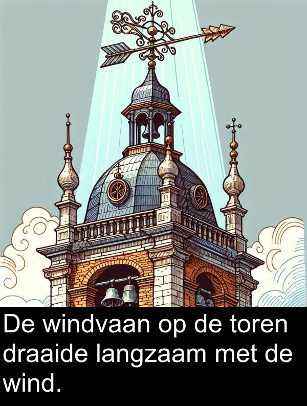 langzaam: De windvaan op de toren draaide langzaam met de wind.