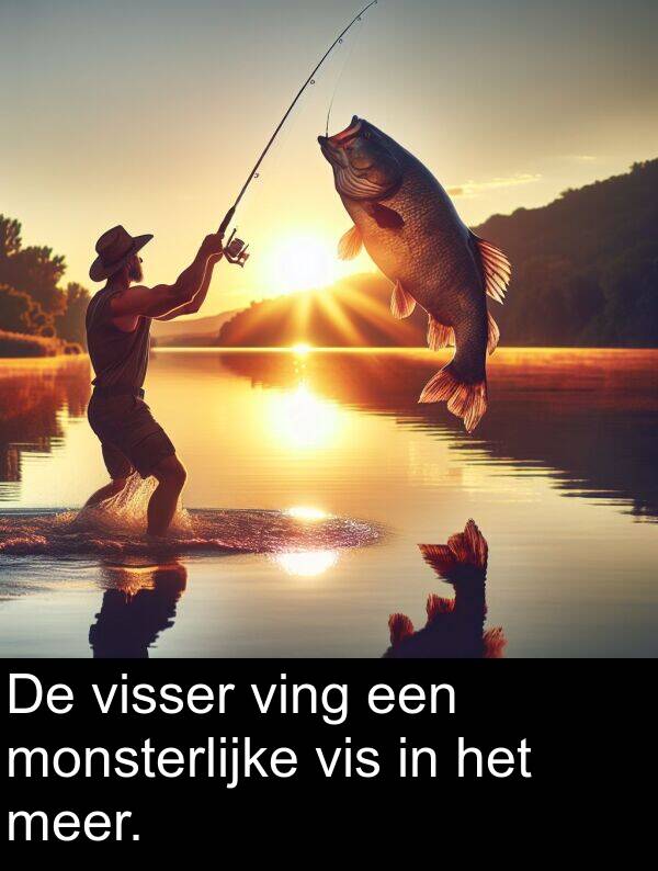 meer: De visser ving een monsterlijke vis in het meer.