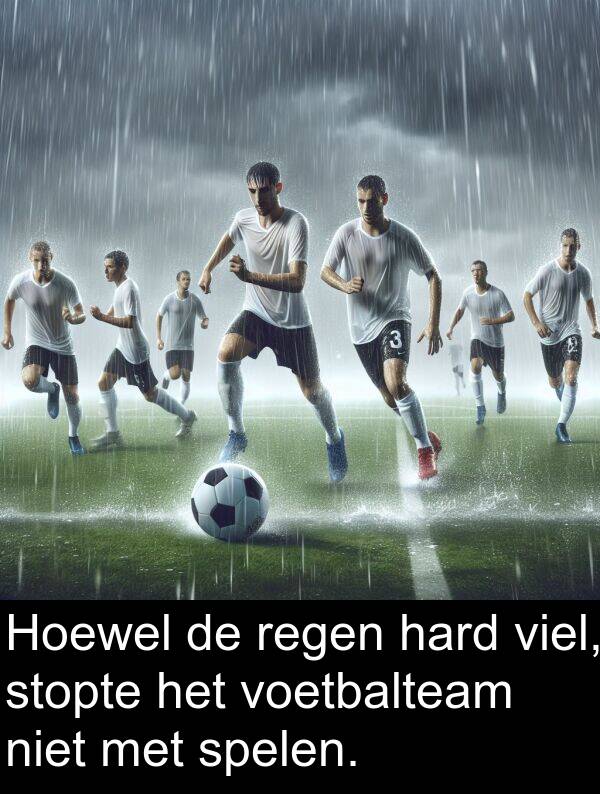 hard: Hoewel de regen hard viel, stopte het voetbalteam niet met spelen.