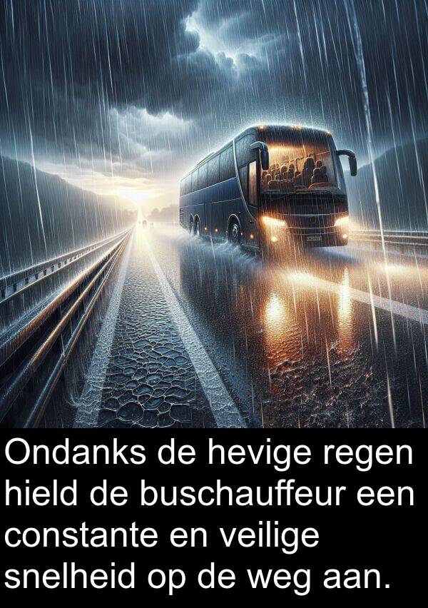 weg: Ondanks de hevige regen hield de buschauffeur een constante en veilige snelheid op de weg aan.