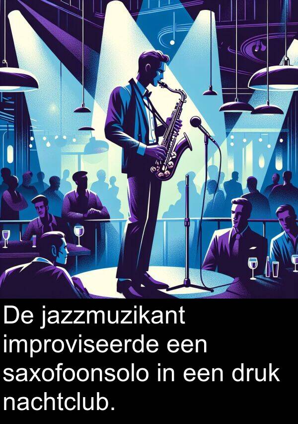 nachtclub: De jazzmuzikant improviseerde een saxofoonsolo in een druk nachtclub.