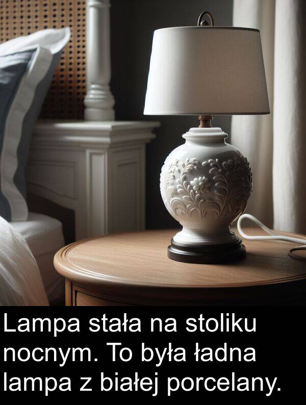 lampa: Lampa stała na stoliku nocnym. To była ładna lampa z białej porcelany.