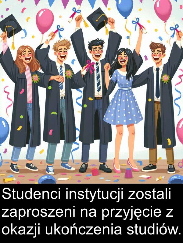 ukończenia: Studenci instytucji zostali zaproszeni na przyjęcie z okazji ukończenia studiów.