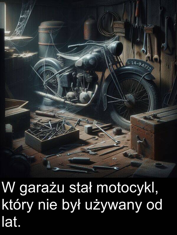 garażu: W garażu stał motocykl, który nie był używany od lat.