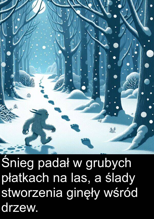 ślady: Śnieg padał w grubych płatkach na las, a ślady stworzenia ginęły wśród drzew.