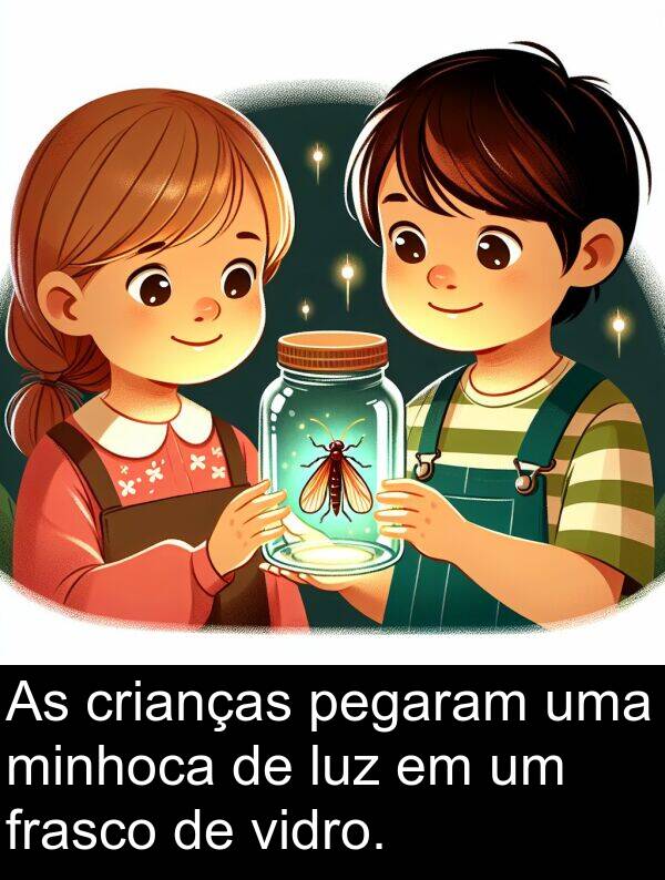 frasco: As crianças pegaram uma minhoca de luz em um frasco de vidro.