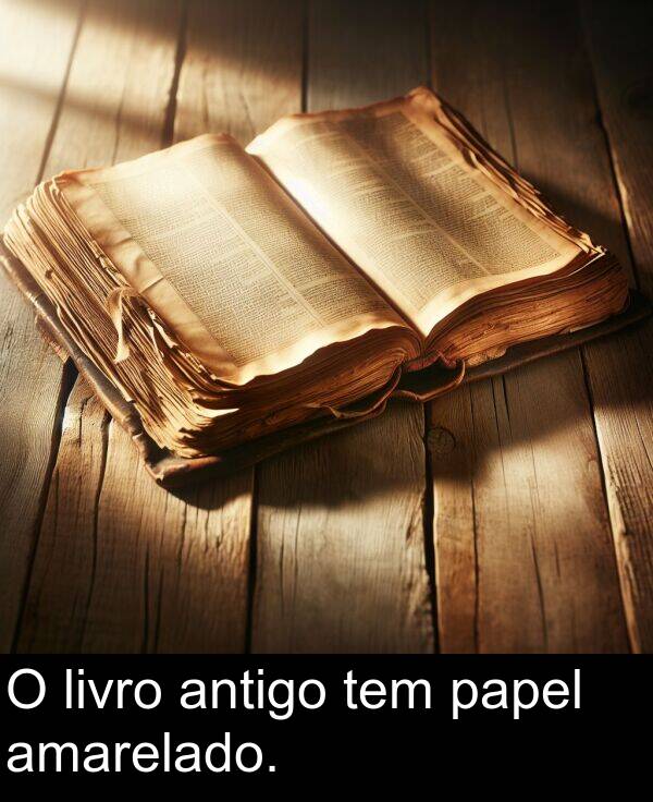 tem: O livro antigo tem papel amarelado.