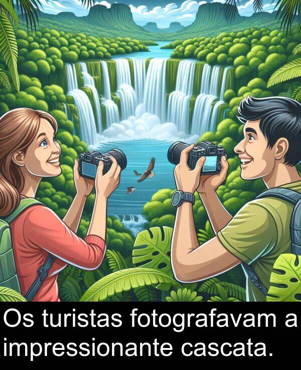 impressionante: Os turistas fotografavam a impressionante cascata.