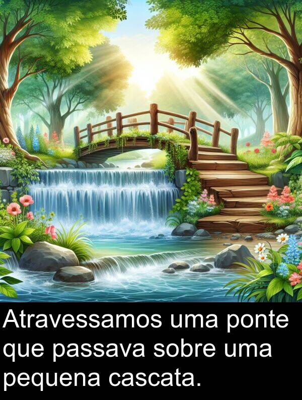 passava: Atravessamos uma ponte que passava sobre uma pequena cascata.