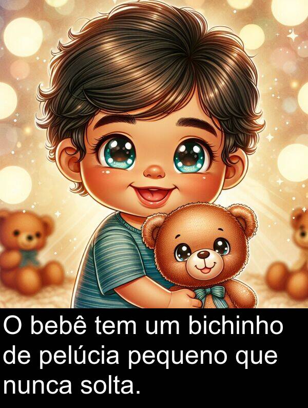 bebê: O bebê tem um bichinho de pelúcia pequeno que nunca solta.