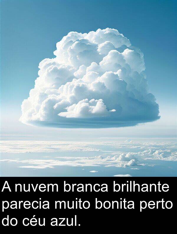 parecia: A nuvem branca brilhante parecia muito bonita perto do céu azul.