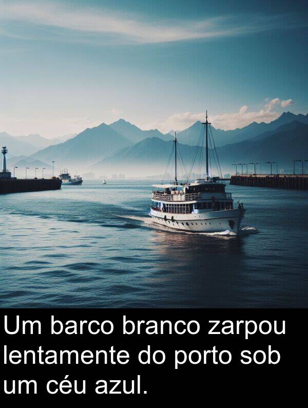 lentamente: Um barco branco zarpou lentamente do porto sob um céu azul.