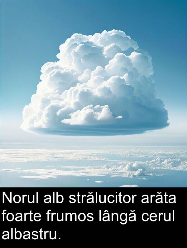 lângă: Norul alb strălucitor arăta foarte frumos lângă cerul albastru.