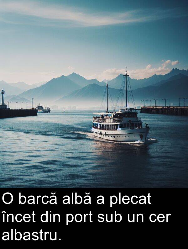 barcă: O barcă albă a plecat încet din port sub un cer albastru.