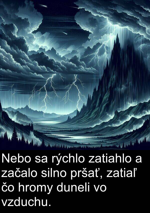 pršať: Nebo sa rýchlo zatiahlo a začalo silno pršať, zatiaľ čo hromy duneli vo vzduchu.