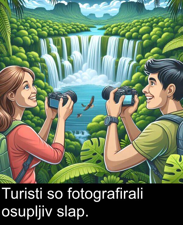 fotografirali: Turisti so fotografirali osupljiv slap.