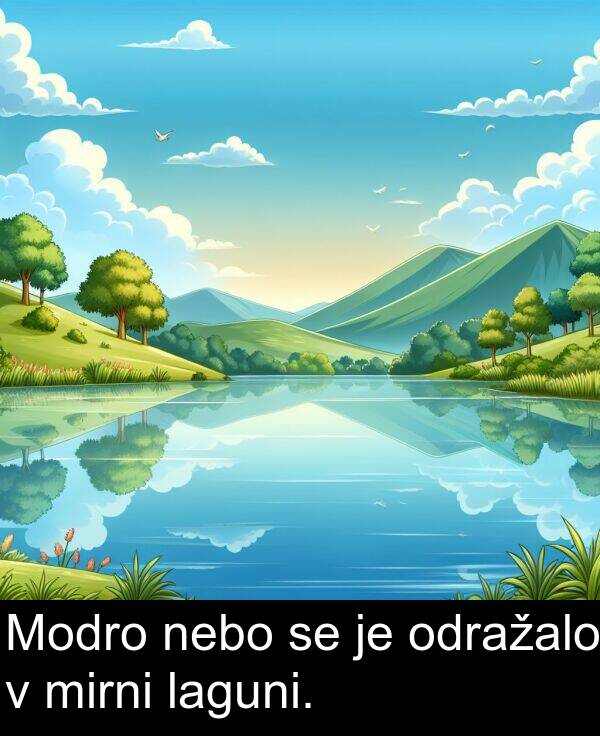 mirni: Modro nebo se je odražalo v mirni laguni.