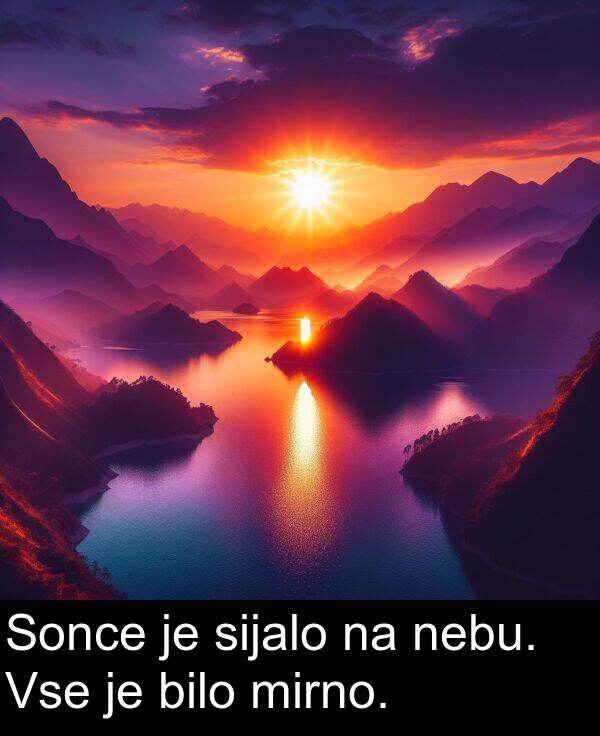 mirno: Sonce je sijalo na nebu. Vse je bilo mirno.