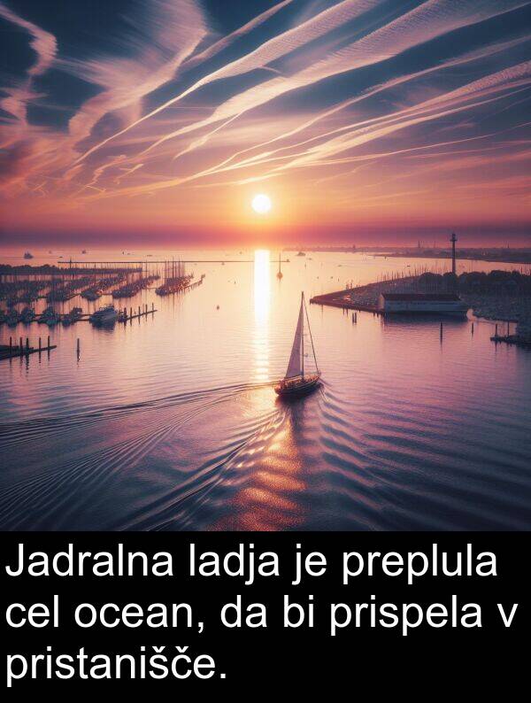 cel: Jadralna ladja je preplula cel ocean, da bi prispela v pristanišče.