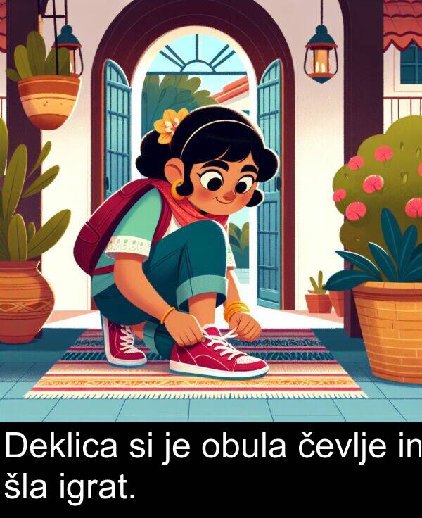 čevlje: Deklica si je obula čevlje in šla igrat.