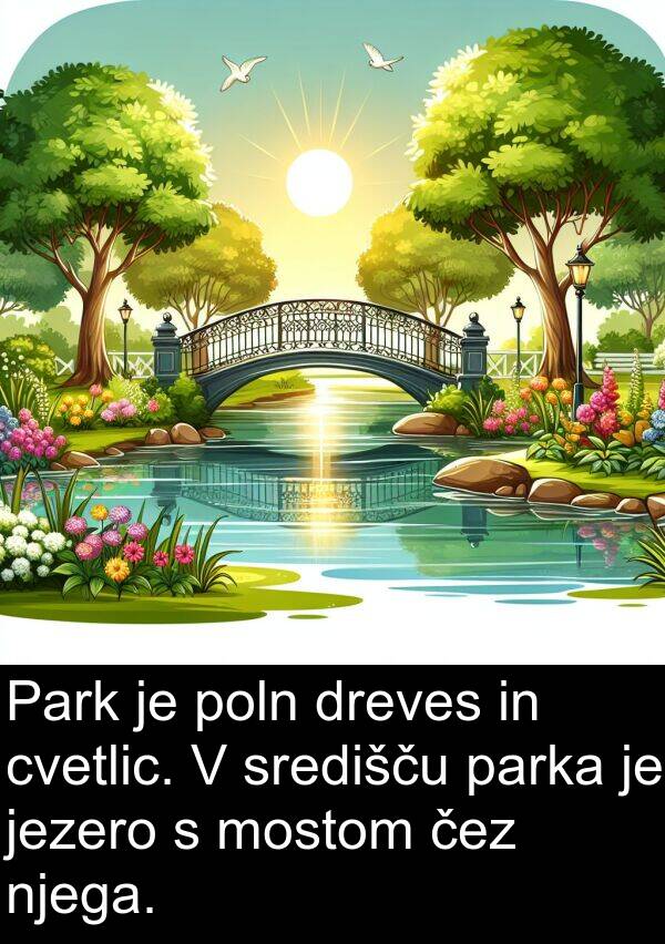 cvetlic: Park je poln dreves in cvetlic. V središču parka je jezero s mostom čez njega.