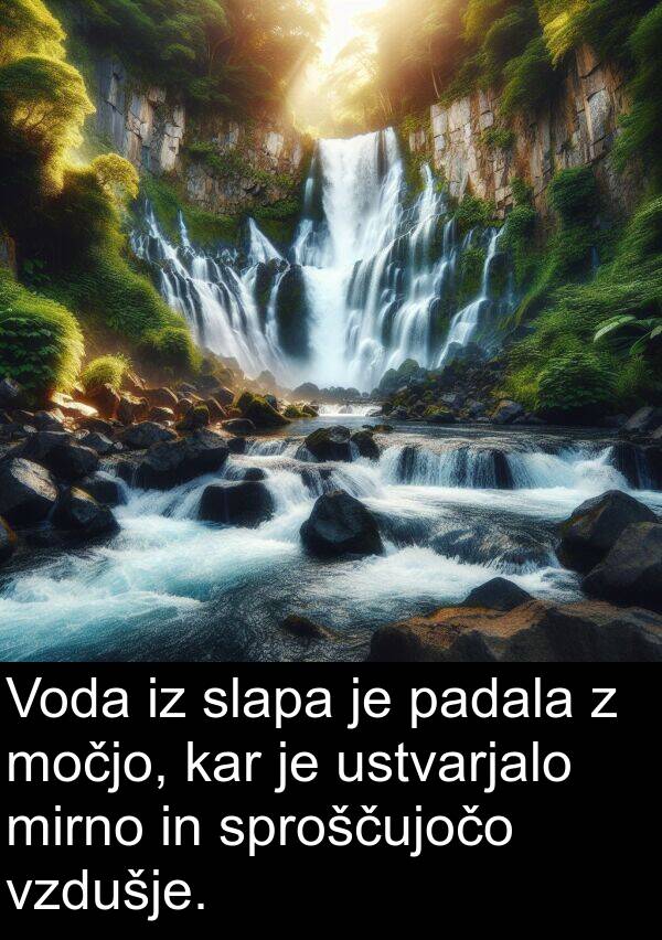 kar: Voda iz slapa je padala z močjo, kar je ustvarjalo mirno in sproščujočo vzdušje.