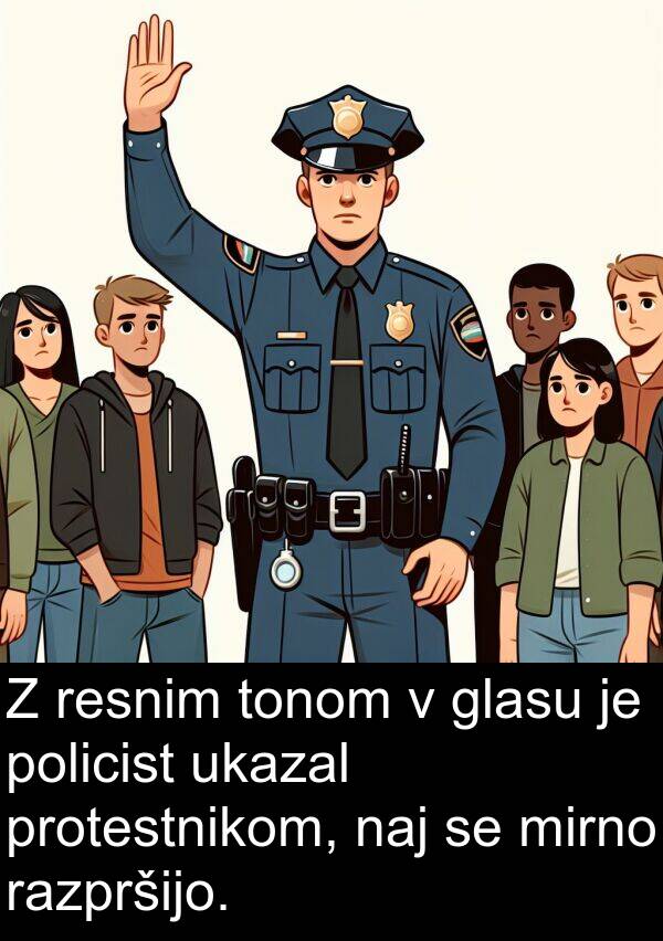 glasu: Z resnim tonom v glasu je policist ukazal protestnikom, naj se mirno razpršijo.