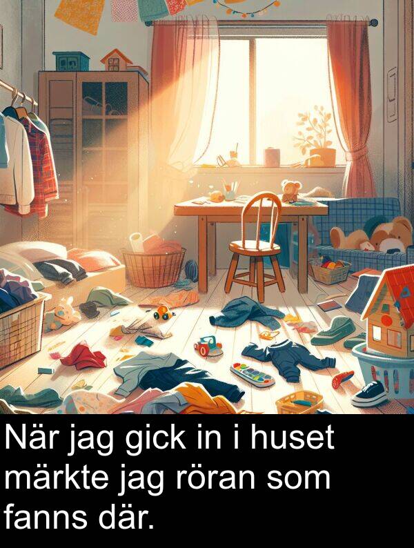 där: När jag gick in i huset märkte jag röran som fanns där.