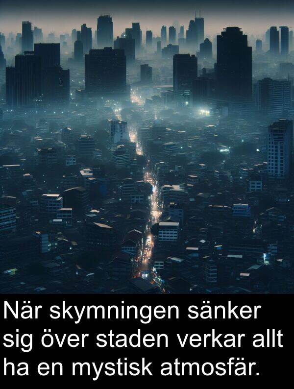 atmosfär: När skymningen sänker sig över staden verkar allt ha en mystisk atmosfär.