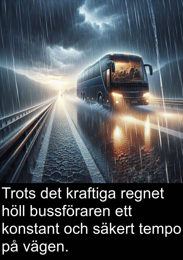 säkert: Trots det kraftiga regnet höll bussföraren ett konstant och säkert tempo på vägen.