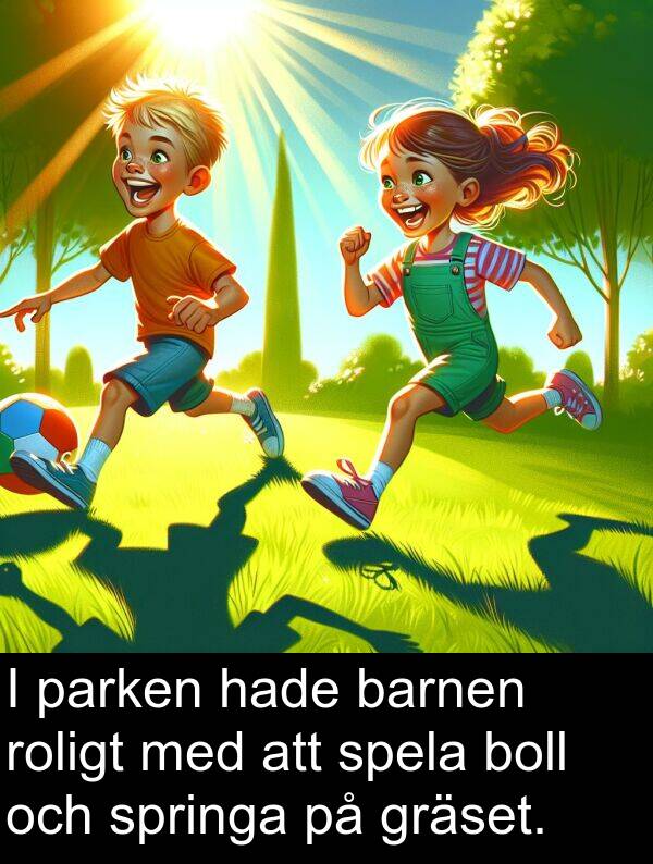 parken: I parken hade barnen roligt med att spela boll och springa på gräset.