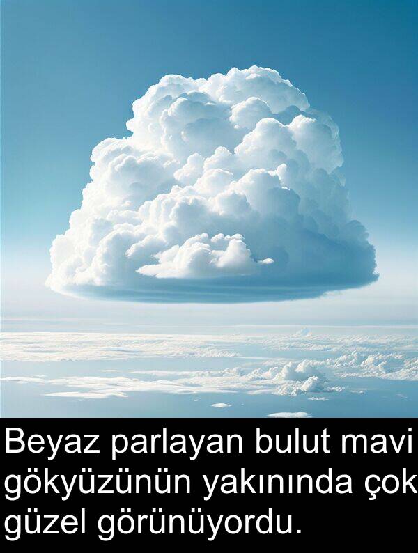 yakınında: Beyaz parlayan bulut mavi gökyüzünün yakınında çok güzel görünüyordu.