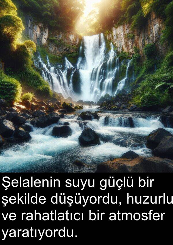 yaratıyordu: Şelalenin suyu güçlü bir şekilde düşüyordu, huzurlu ve rahatlatıcı bir atmosfer yaratıyordu.