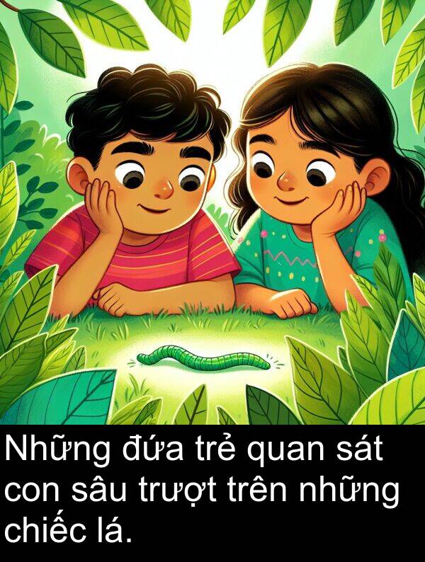 lá: Những đứa trẻ quan sát con sâu trượt trên những chiếc lá.