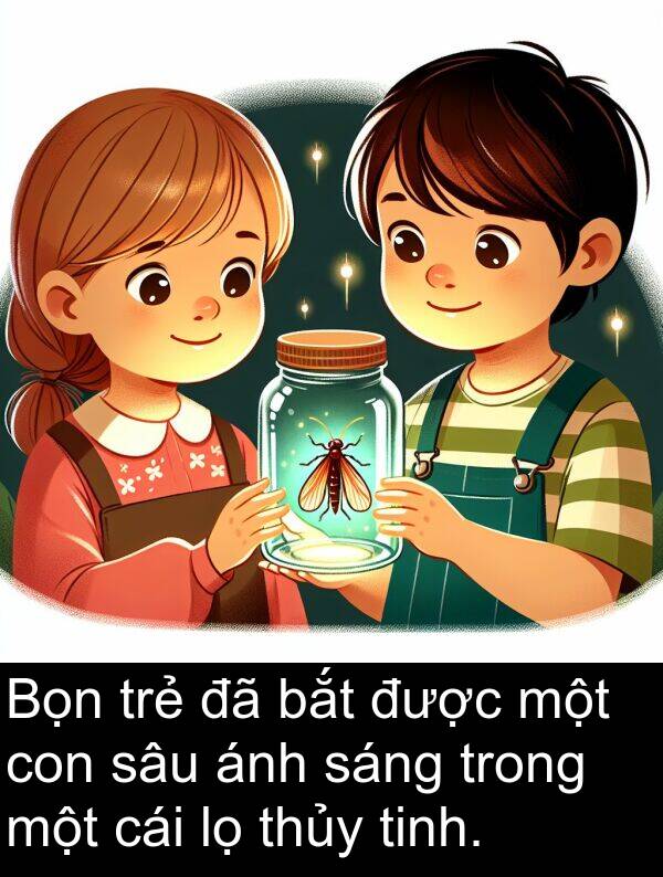 thủy: Bọn trẻ đã bắt được một con sâu ánh sáng trong một cái lọ thủy tinh.