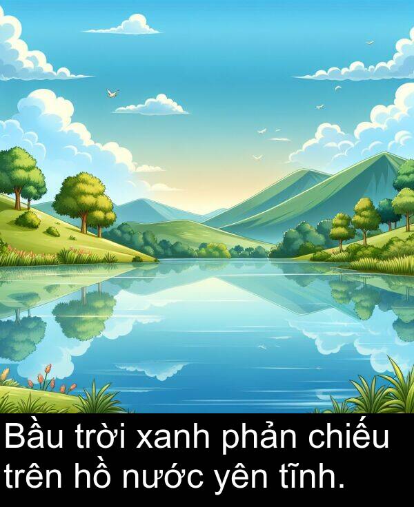 xanh: Bầu trời xanh phản chiếu trên hồ nước yên tĩnh.