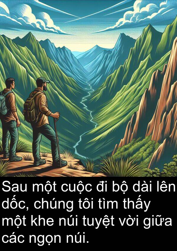 ngọn: Sau một cuộc đi bộ dài lên dốc, chúng tôi tìm thấy một khe núi tuyệt vời giữa các ngọn núi.